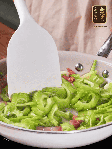 熱油，火腿、蔥姜、干辣椒煸香，再下苦瓜翻炒