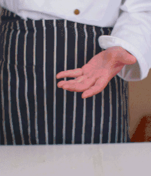 小蔥切碎，淡火腿切碎。