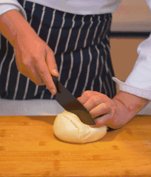 饅頭表面切出1cm左右的網(wǎng)格。