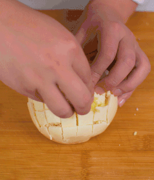 在縫隙里塞適量馬蘇里拉奶酪、再塞入淡火腿碎。