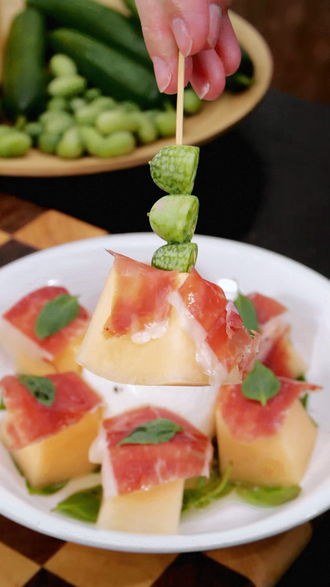 依次放上：布拉塔奶酪球、密瓜和巴瑪火腿