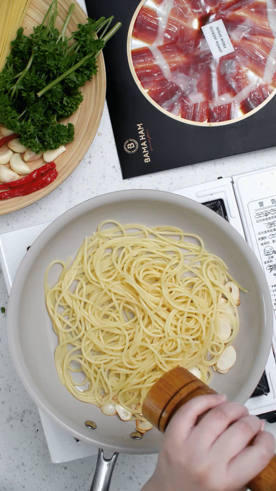 起鍋燒水，水開加入1勺橄欖油和1勺鹽，煮開后放入意面，水再次煮開后轉(zhuǎn)中小火，5號(hào)面約8-10分鐘
