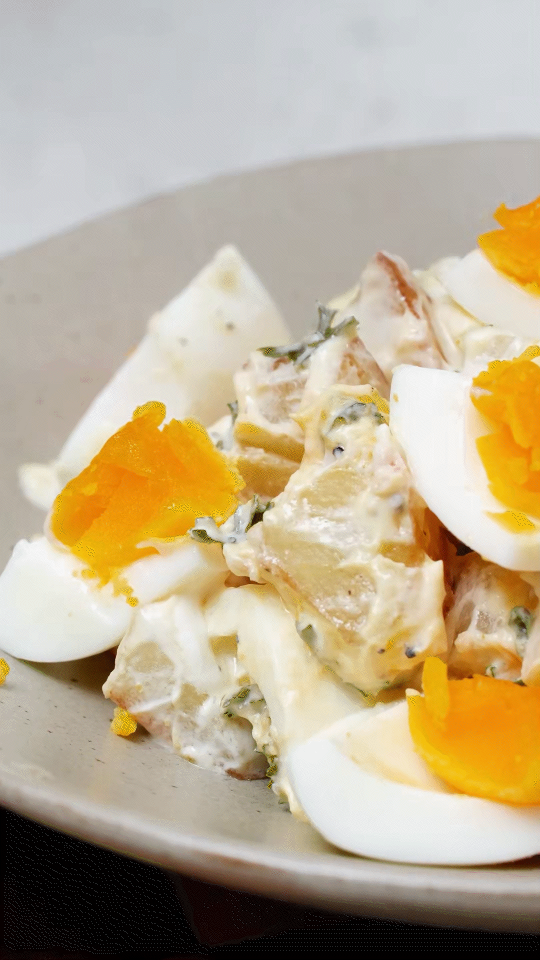 土豆塊和雞蛋加入醬汁，拌勻裝盤