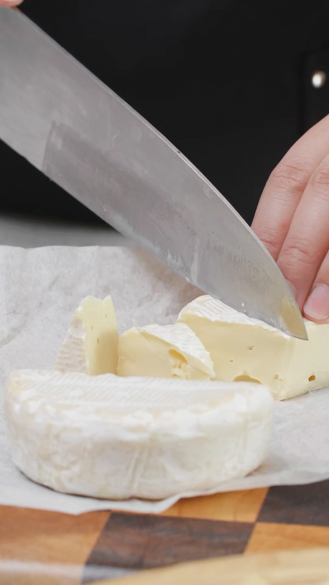 ①布里奶酪切塊、蘇打餅干掰成合適大小