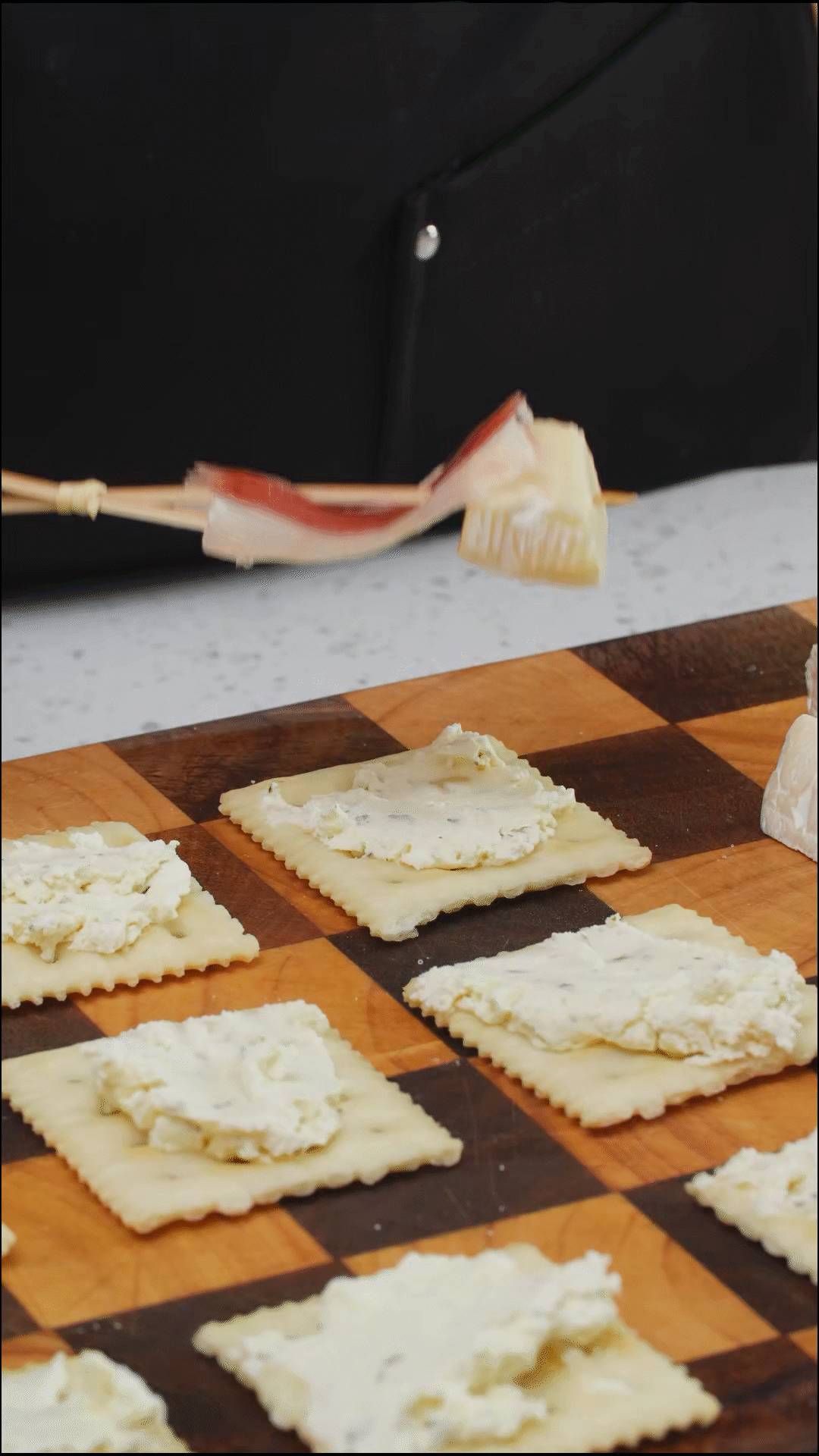 竹簽穿上巴瑪火腿和布里奶酪
