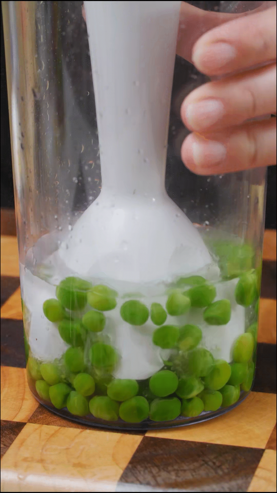 斷生的豌豆加水和大蒜，放入料理機打成糊狀
