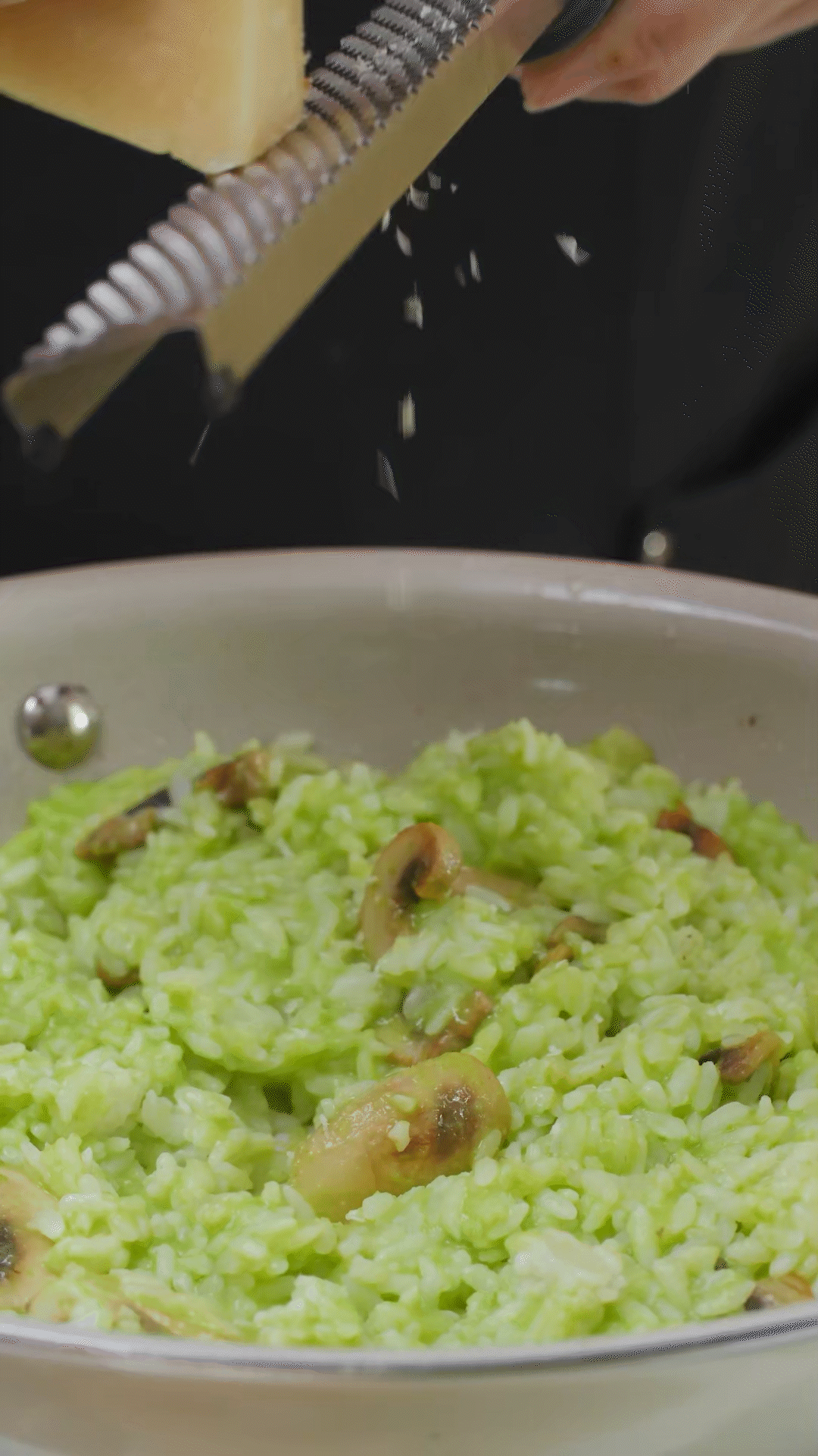 倒入豌豆泥、干酪、一塊黃油和黑胡椒海鹽調味
