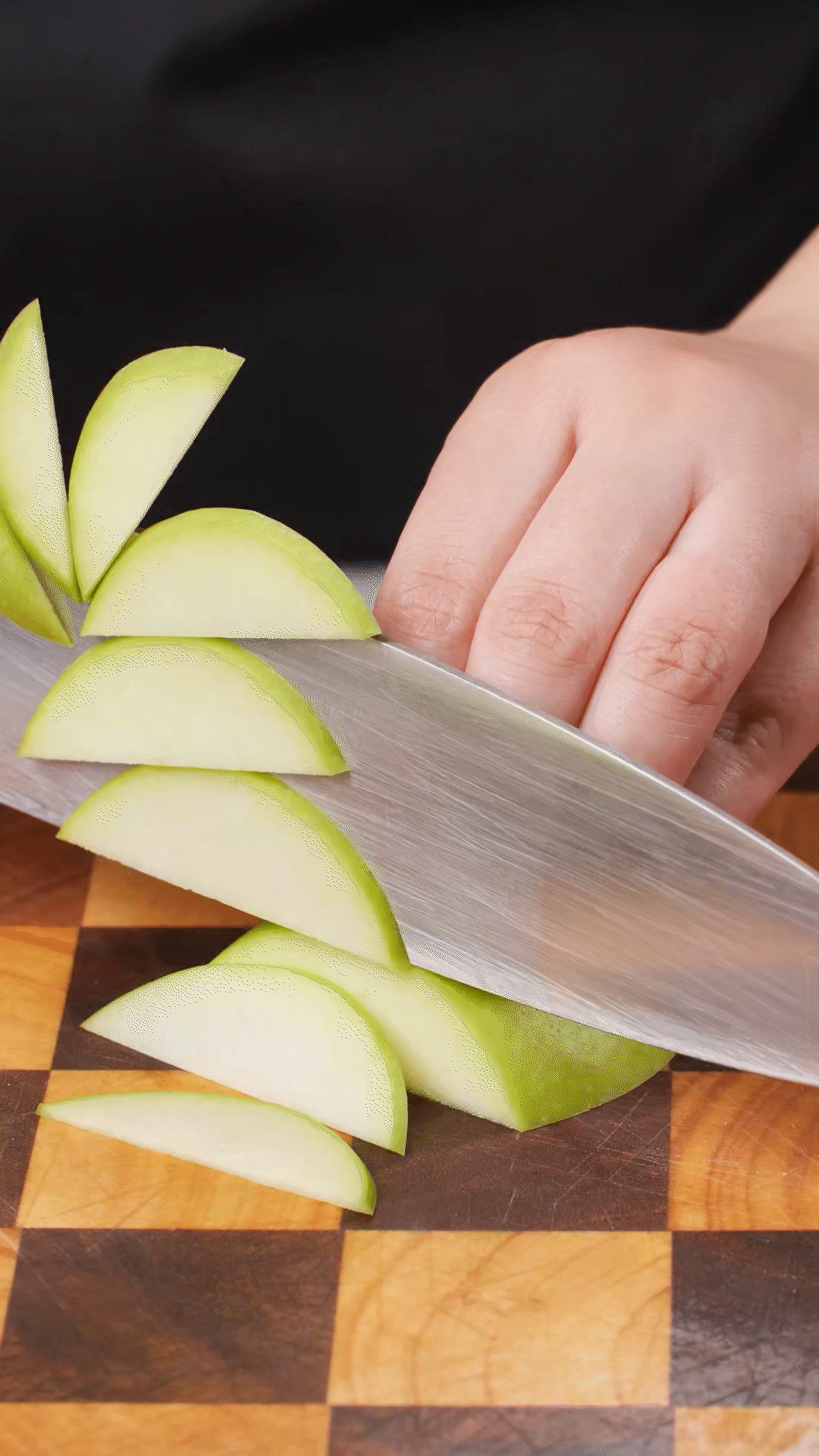 蘋果、梨子洗凈改刀
