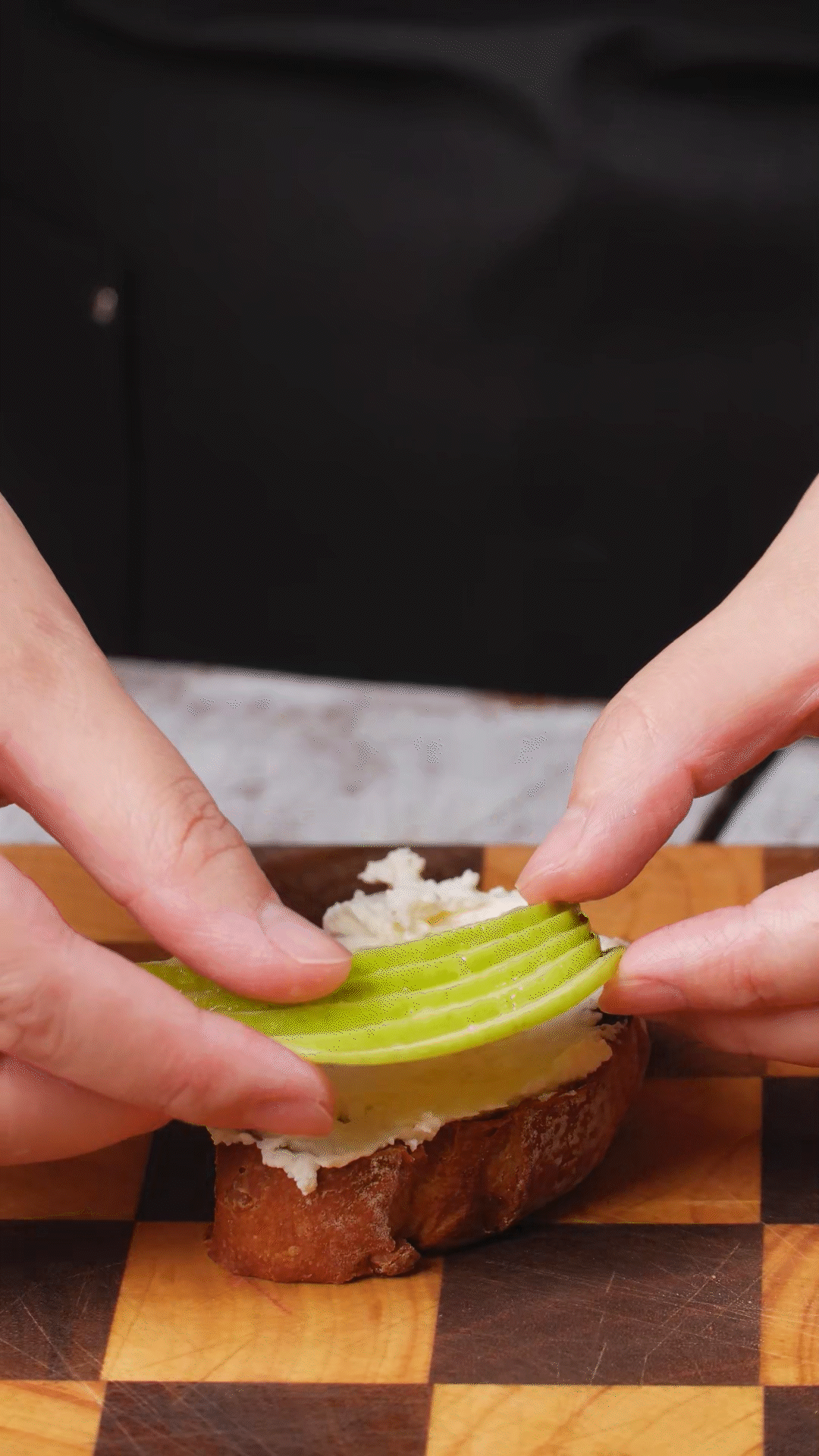 歐包抹上奶酪依次放上：蘋果、梨、藍莓
