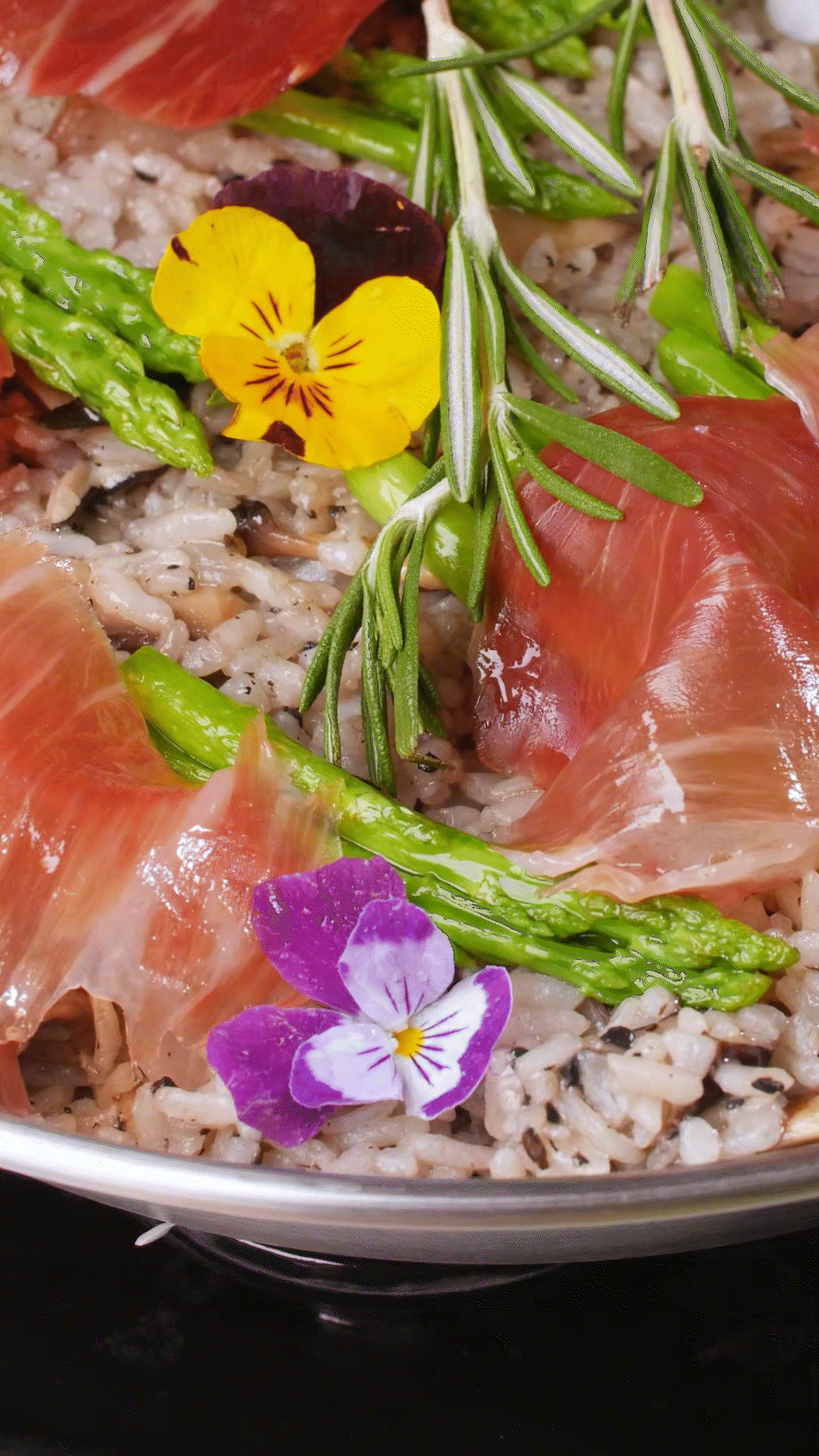 放入預先煮好的米飯和一碗去油的雞湯，和黑松露醬攪拌均勻
