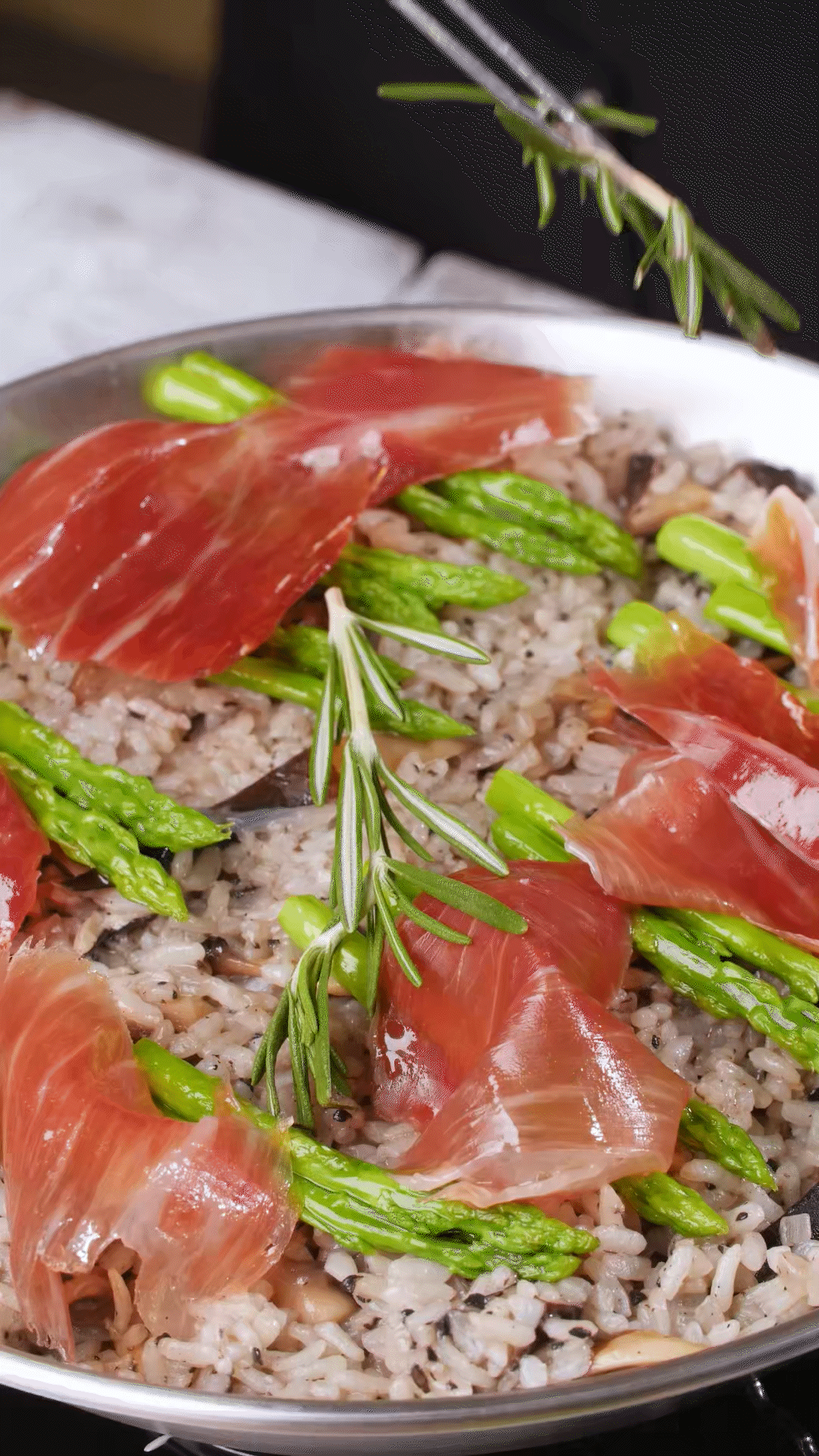 放上巴瑪火腿和蘆筍、點綴迷迭香、三色堇