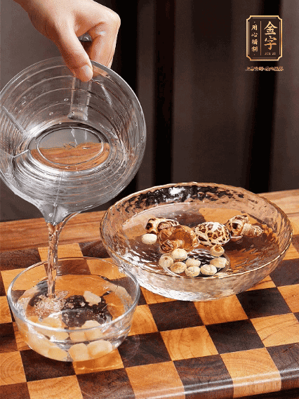 將雞肉、鮑魚、蝦仁焯水，冬菇、蓮子、干貝泡發(fā)