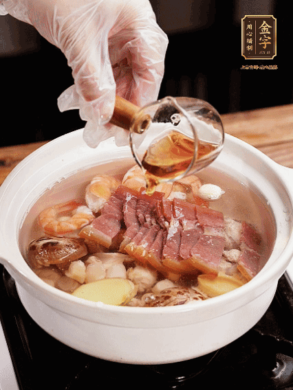 7種食材+帶皮冬瓜塊用砂鍋/電飯煲煮湯功能煮熟，少許鹽、花雕調(diào)味