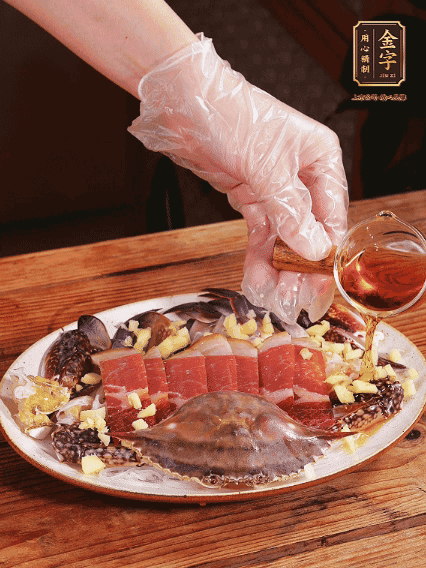 冷水上鍋蒸12分鐘（具體看蟹的大小），最后撒上蔥絲、澆上熱油即可