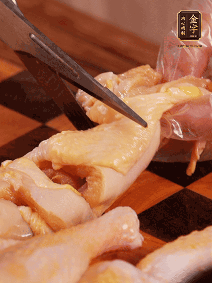 土雞處理干凈，切成大塊，加蔥姜、花雕酒、鹽腌制10分鐘