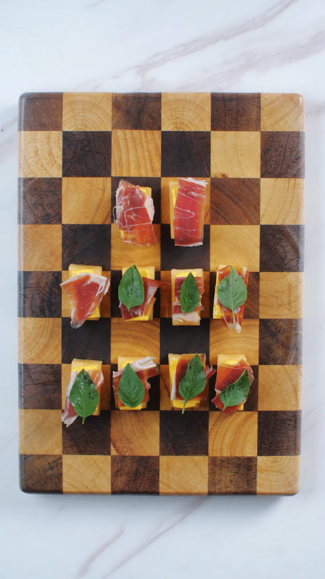 依次放上：奶酪、巴瑪火腿