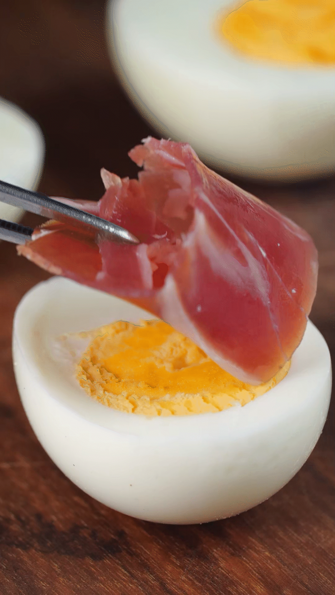 撈出過(guò)冷水，去殼后對(duì)半切開(kāi)