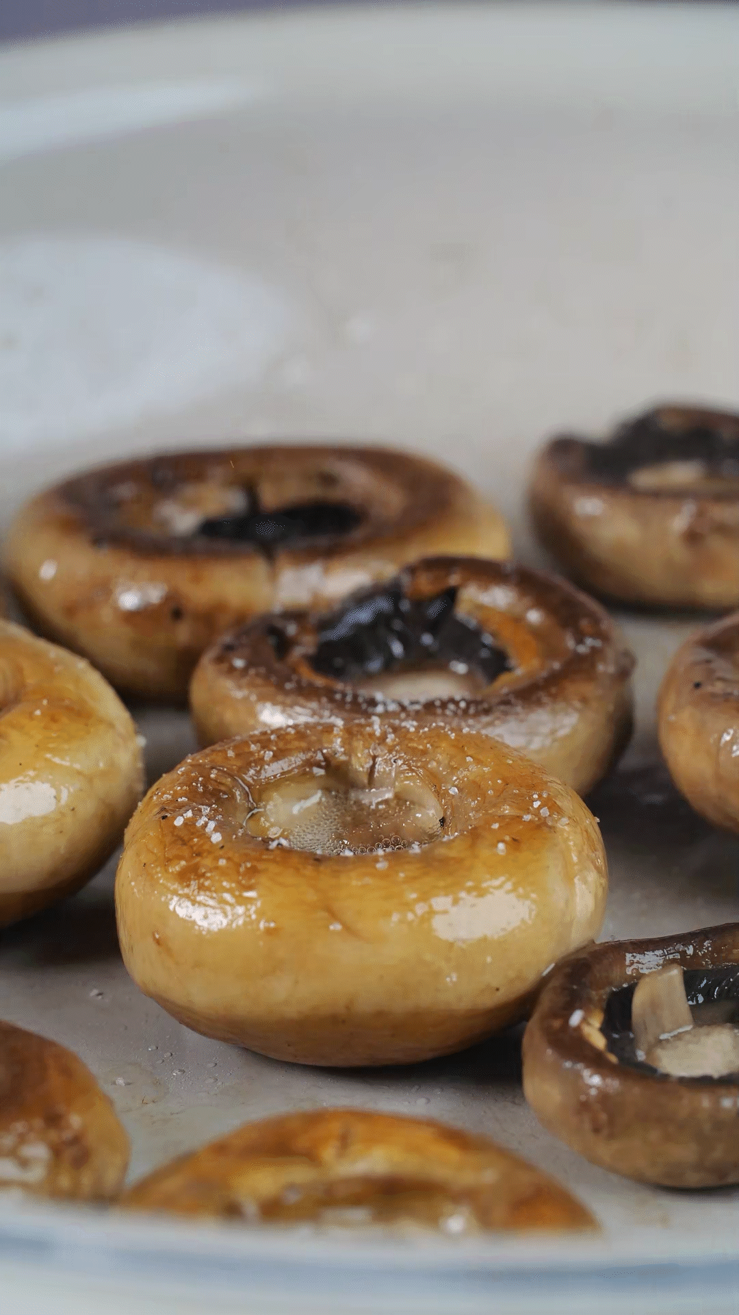 鍋內(nèi)放橄欖油，將口蘑煎至兩面微微焦黃，用黑胡椒海鹽調(diào)味