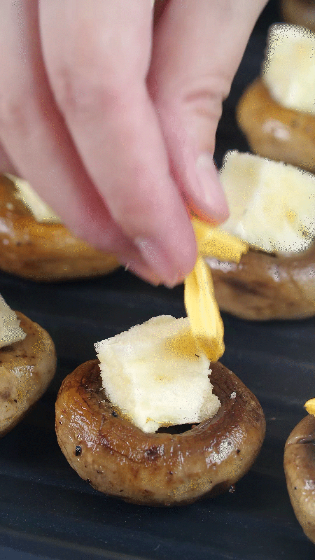 面包切小粒，放入口蘑凹處，蓋上芝士，烤箱180度烤10分鐘