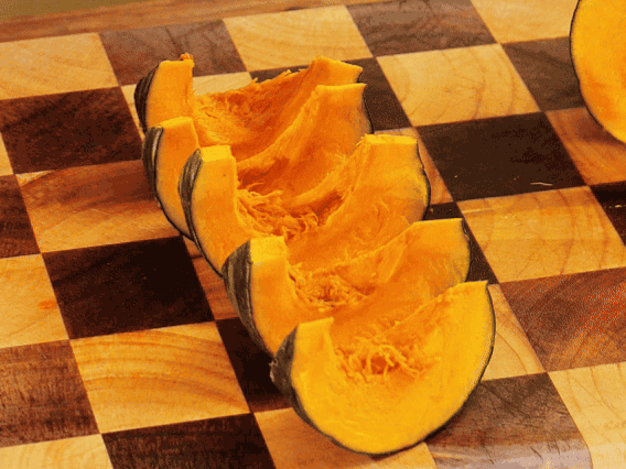 貝貝南瓜去瓤切小塊；干香菇熱水泡發(fā)，切條