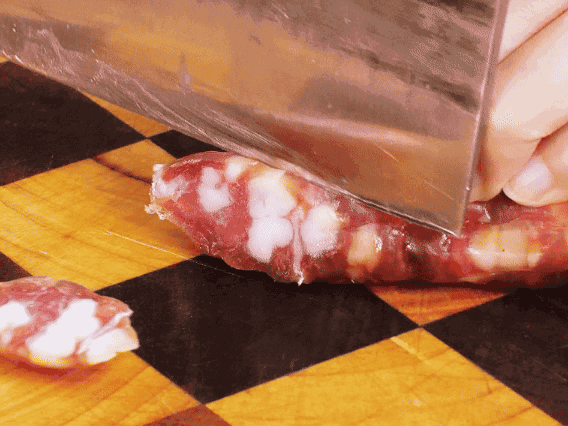 香腸少油煸出香味，下南瓜、板栗、香菇翻炒。2勺生抽、1勺老抽、1勺蠔油、1勺鹽、半勺糖調(diào)味