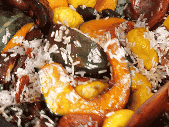 電飯煲正常煮飯模式煮飯。出鍋后撒點蔥花