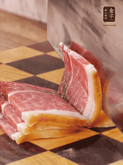 金字火腿切片，溫水浸泡5分鐘；肉皮泡發(fā)，切成小塊。