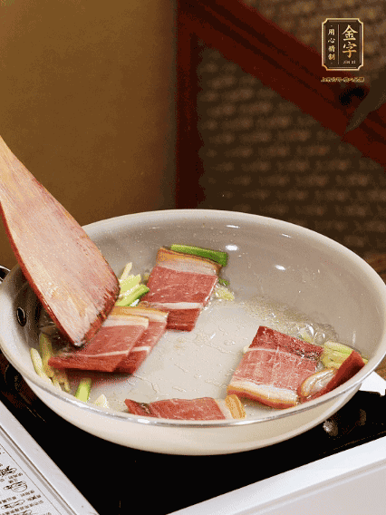 熱油下鍋，火腿、蔥姜蒜煸出香味備用