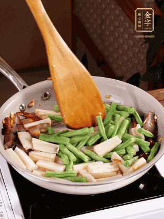 加少許生抽、蠔油、料酒、雞精調(diào)味，少許清水燜2分鐘，炒至豆角皺皮即可