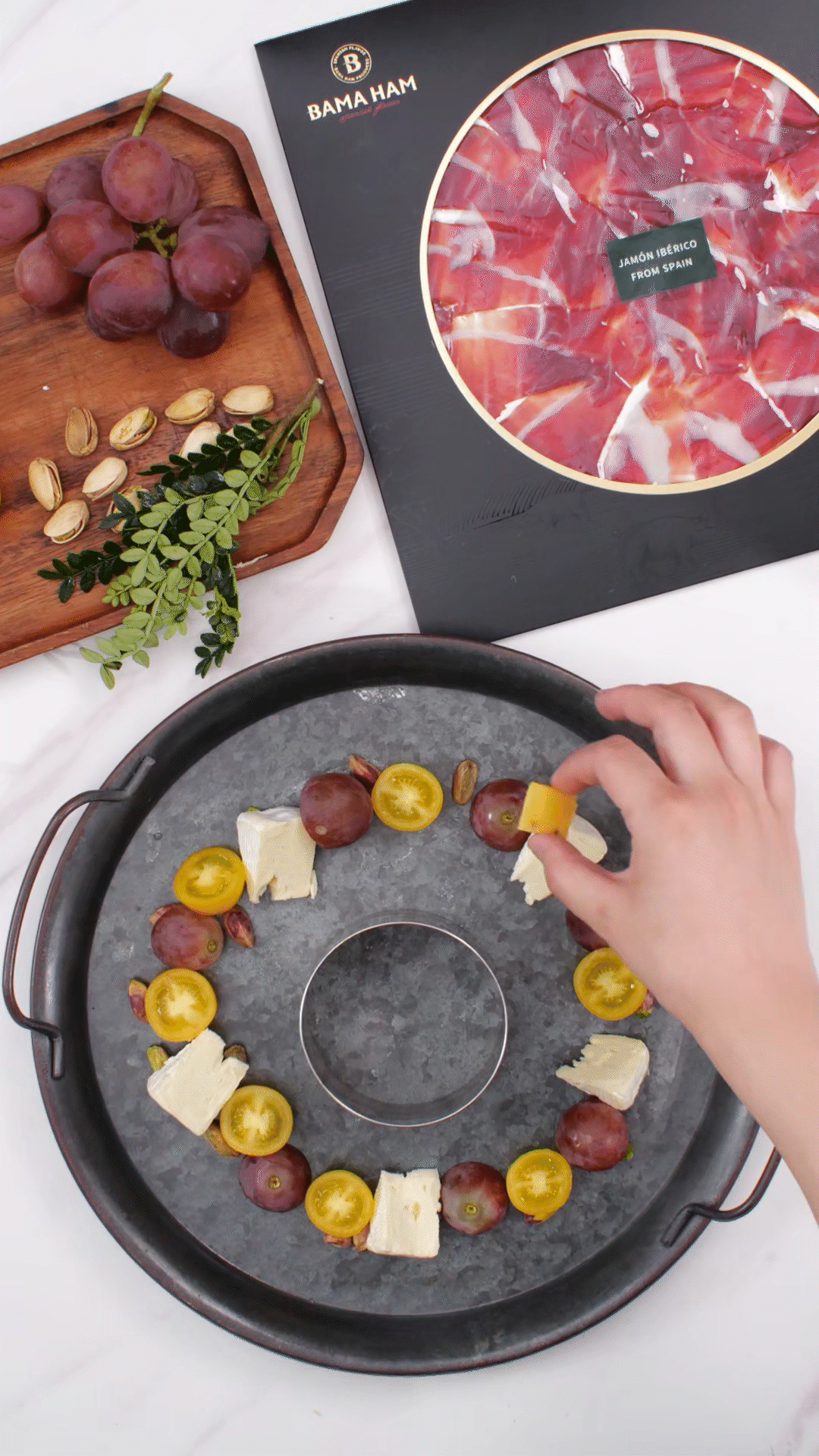 準(zhǔn)備一個(gè)大盤子，中間放上模具（或是一個(gè)空碗）預(yù)留空位，沿著磨具把食材擺盤成花環(huán)裝