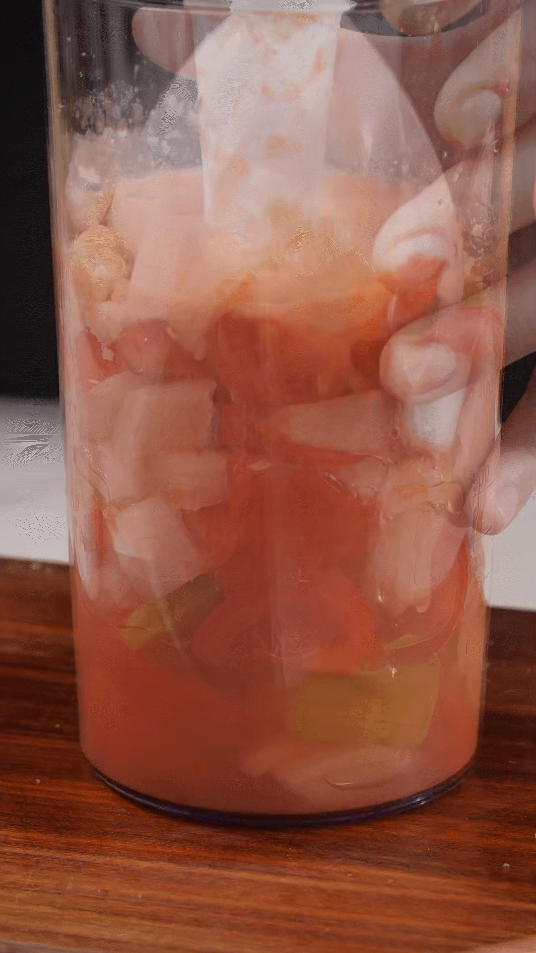 加入水、橄欖油、蘋果醋