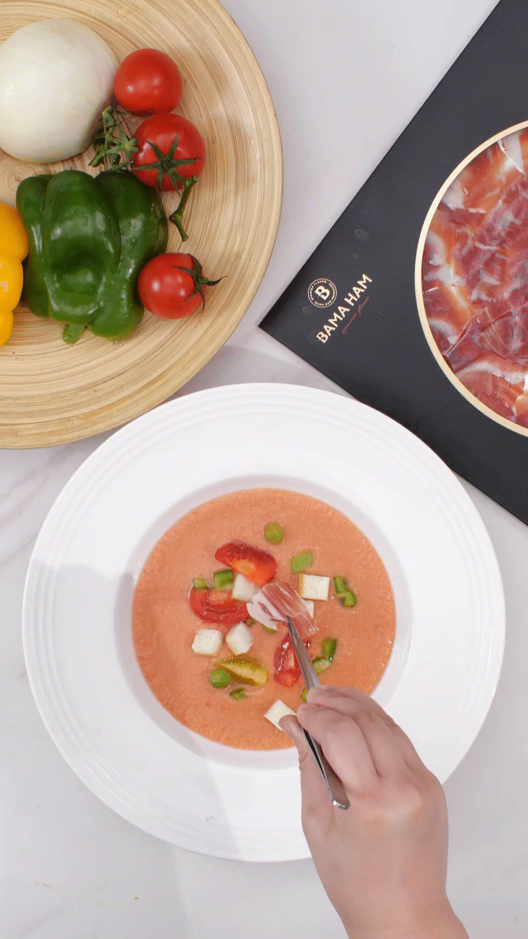 擺盤時，加入青豆，面包丁，黃瓜丁，烤面包丁，番茄丁