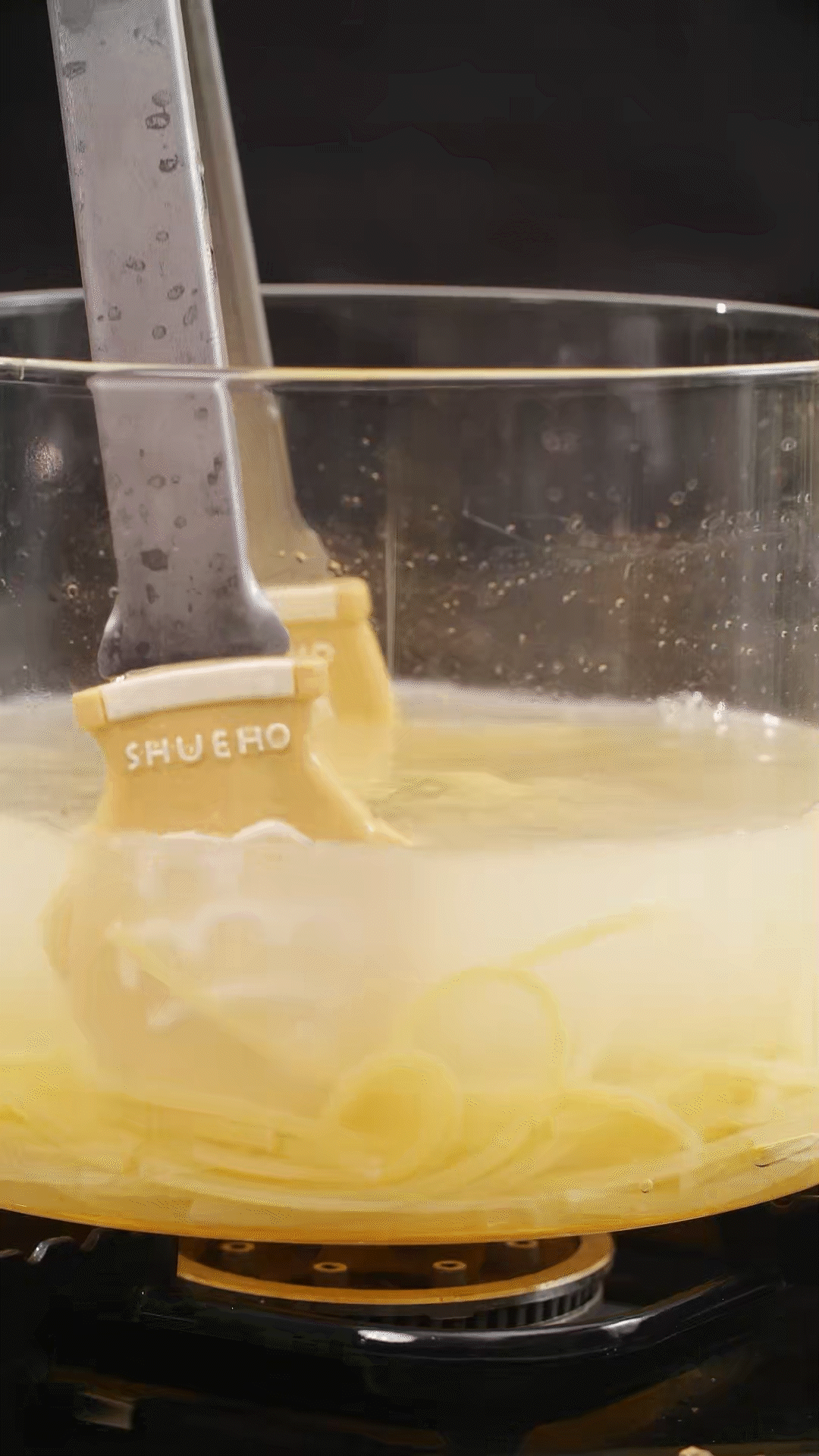 將意面煮熟，到自己喜歡的熟度。撈出過冷水，瀝干
