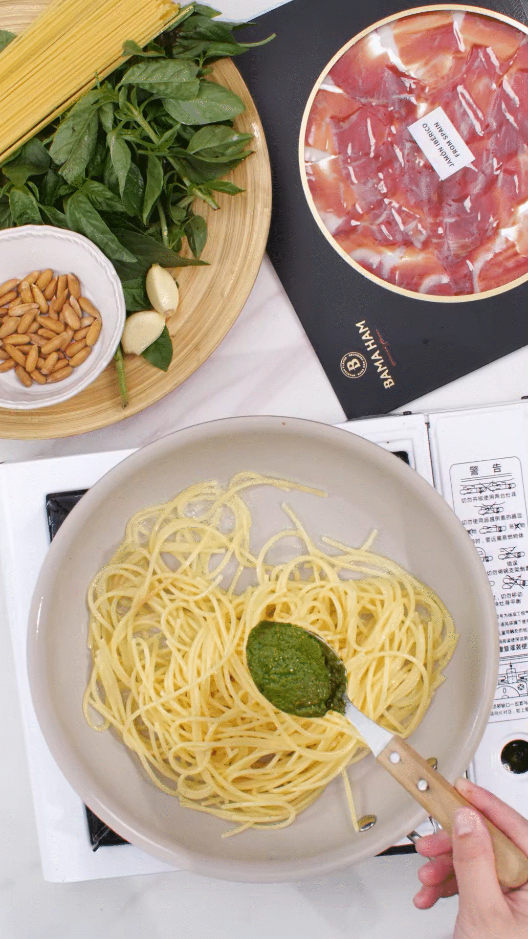 鍋中加入橄欖油，放入意面和青醬攪拌均勻裝盤
