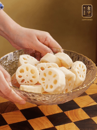 蓮藕洗凈削皮，切大塊，用鹽、糖腌制30分鐘。