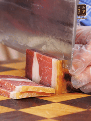 金字火腿切片，溫水浸泡5分鐘