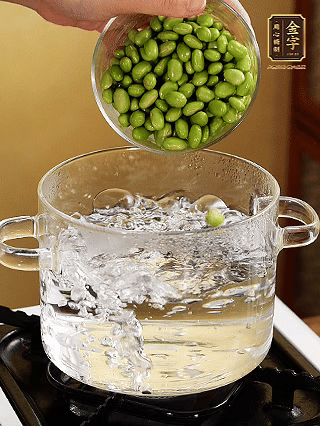 嫩毛豆汆燙1分鐘。