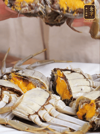 大閘蟹處理干凈，一切兩半。