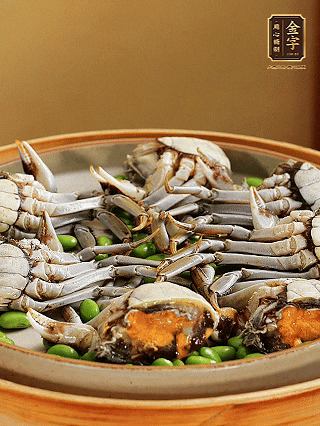 盤底鋪毛豆，依次放大閘蟹、咸肉， 淋一圈料酒、豉油。