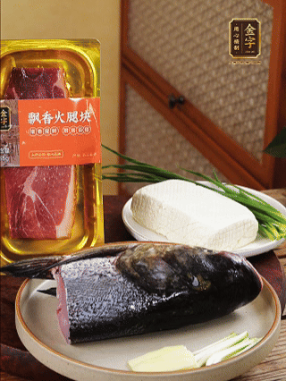 花鰱魚(yú)頭處理干凈（刮黑膜、除貼骨血、拔魚(yú)牙、剪魚(yú)鰭、刮凈魚(yú)肉表面雜質(zhì)），從中間劈開(kāi)成兩半，擦干水分