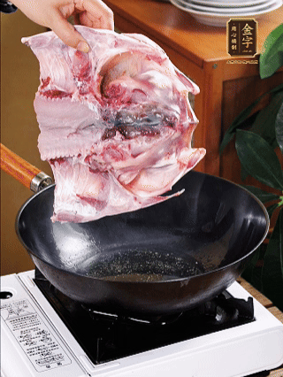 鍋里油燒熱（一半豬油、一半玉米油），放入魚(yú)頭，把魚(yú)頭煎至少兩面金黃