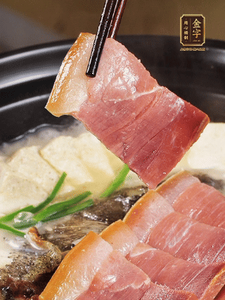 加入一丟丟鹽，撒點(diǎn)胡椒粉，蔥段點(diǎn)綴