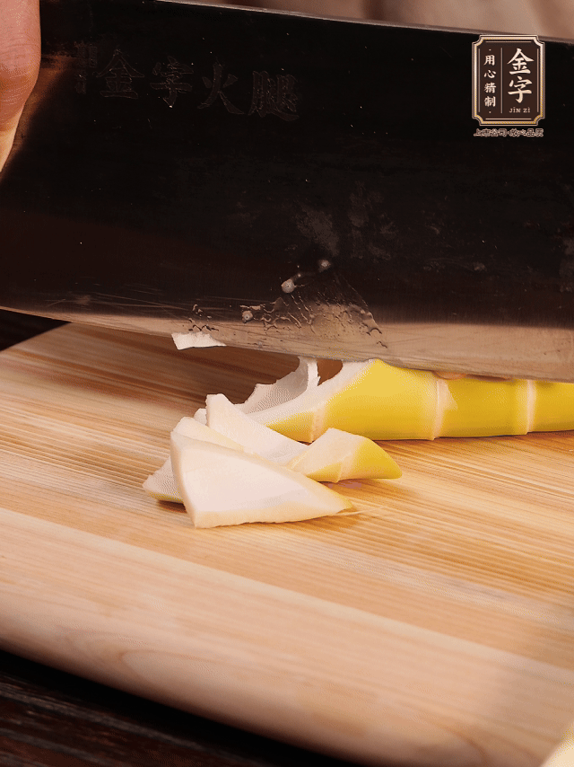 春筍去筍衣切滾刀塊；萵筍去皮切滾刀塊；春筍、百葉結(jié)焯水2分鐘。