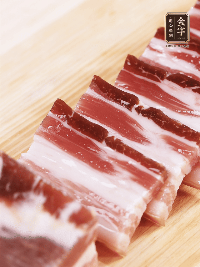 金字淡咸肉切厚片；金字淡咸肉、仔排加蔥姜、料酒焯水3分鐘，溫水洗凈。