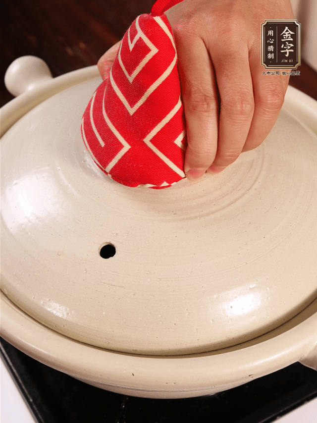 加開水燉煮，水沸后轉(zhuǎn)小火40分鐘。