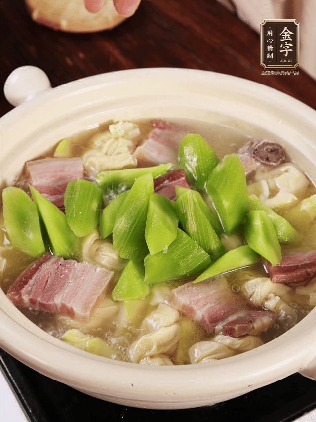 下春筍、百葉結(jié)，繼續(xù)燉15分鐘。最后下萵筍煮3分鐘，少許鹽調(diào)味。