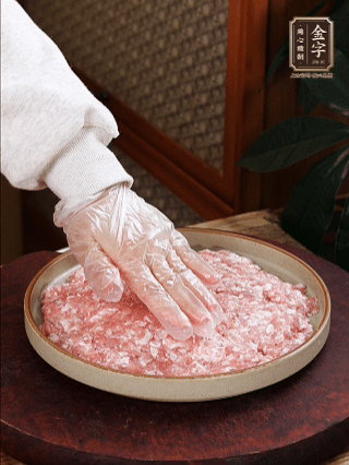 依次鋪肉末，碼入雞蛋豆腐，再鋪上金字香腸。