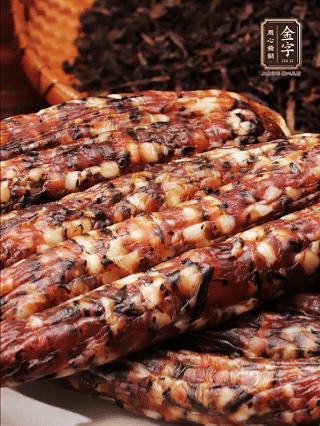 金字土香腸、金字梅干菜香腸、金字醬肉，切片