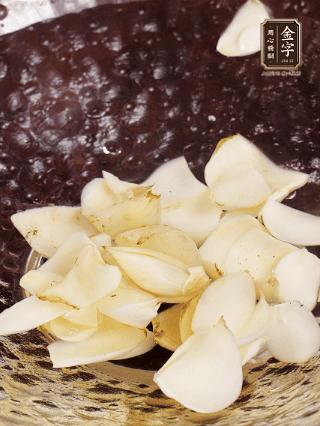 大蒜、生姜、紅蔥頭處理成粒。青辣椒切碎