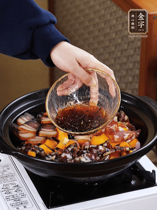 姜、蒜、蔥頭粒煎香，倒入南瓜，煎至兩面焦香